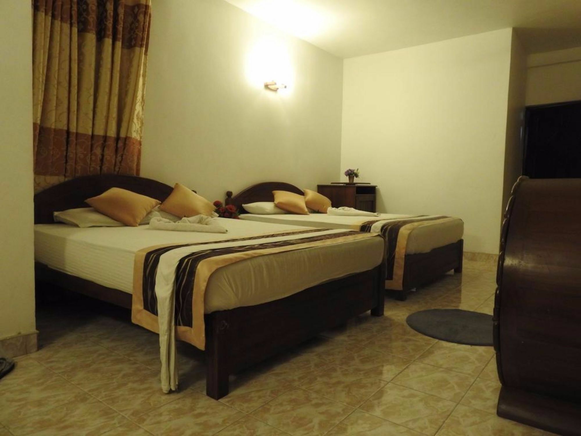 Oak Wood Inn 康提 外观 照片